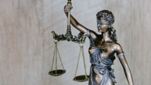 Estatua de la Justicia, portada del articulo sobre defensa en delitos del articulo 189