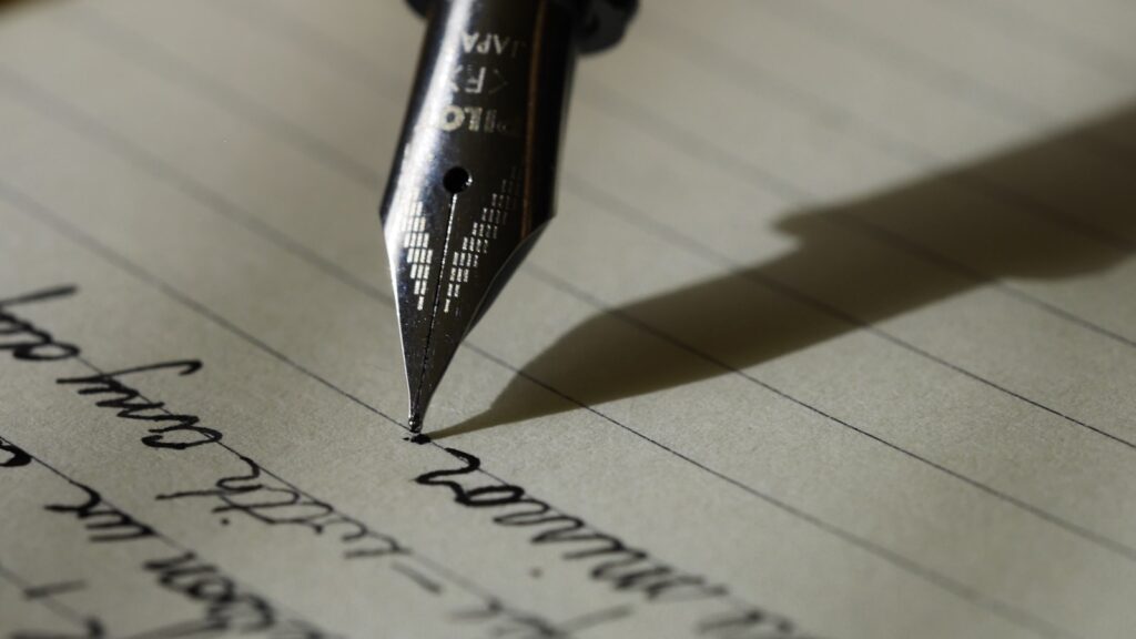 Pluma escribiendo, portada del artículo sobre retirar una orden de alejamiento