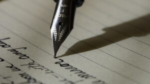 Pluma escribiendo, portada del artículo sobre retirar una orden de alejamiento