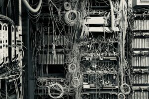 Sala de servidores con una maraña de cables de red