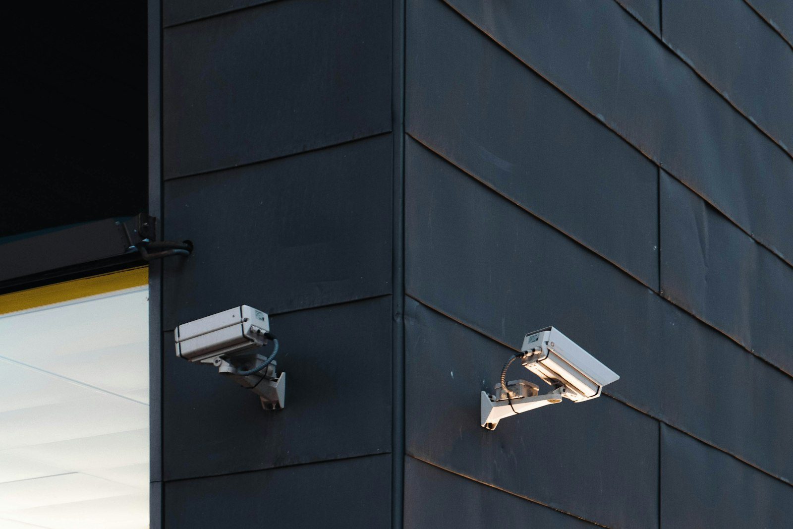Cámaras de seguridad en la fachada de un edificio
