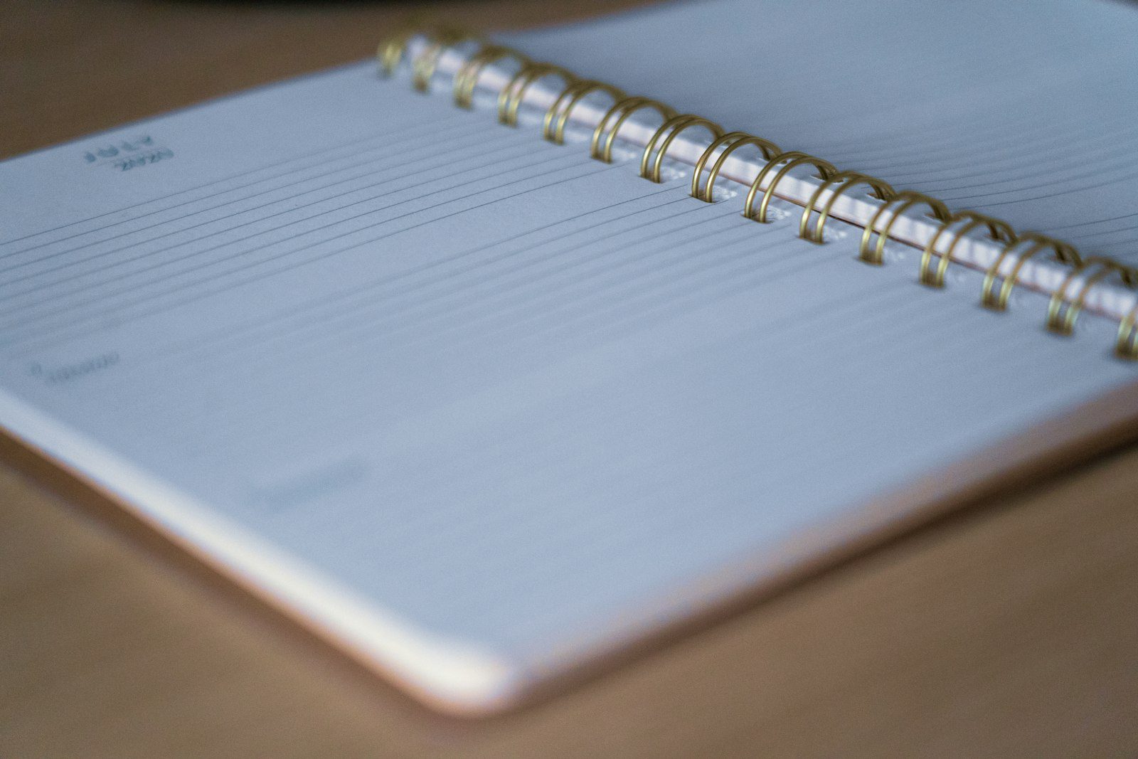 Cuaderno de espiral abierto sobre una mesa de madera